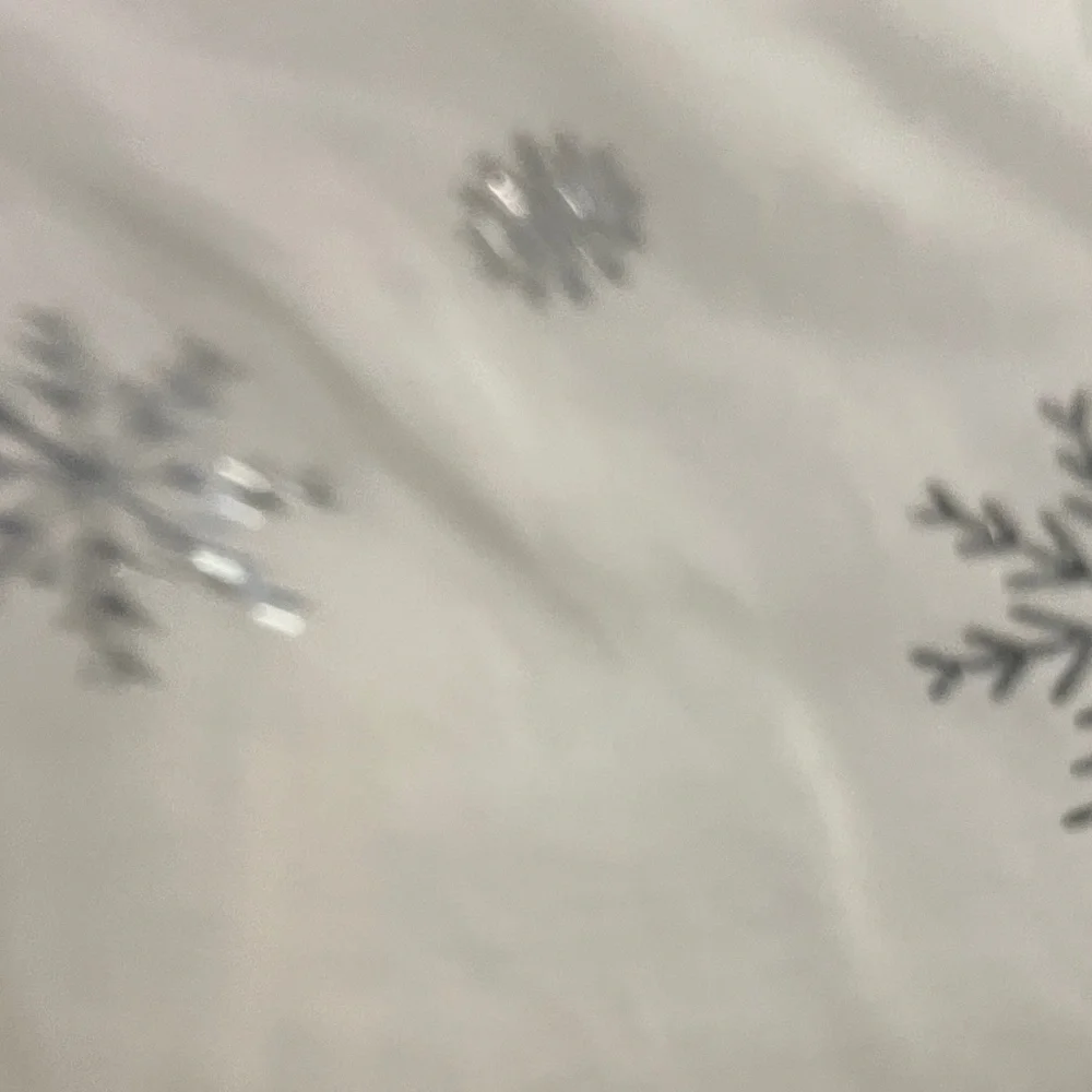 Elegant Snowflake Patterned Throw Blanket set of 2 - Picture 3 of 3